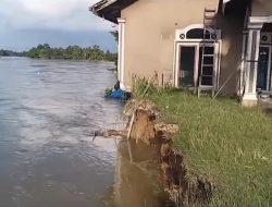 Desa Tanjung Bunga Diterjang Longsor, Rumah Warga Terancam Hanyut Ke Dalam Sungai Kampar