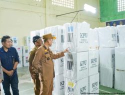 Penjabat Bupati Kampar Tinjau Kesiapan Kotak Suara dan TPS di Tapung Untuk Pelaksanaan Pemilu Besok