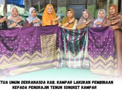 Ricana Didampingi Oleh Ketua TP PKK Kecamatan Tapung  Sambangi Rumah Kelompok Produksi Tenun Songket Desa Pagaruyung