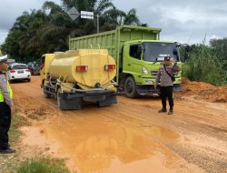 Polisi Cepat Tanggap! Bersihkan Longsor Tutup Jalan Lintas Kampar-Rohul untuk Memastikan Kelancaran Lalu Lintas