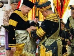 Momen HUT Kampar ke-74 Tahun, Hambali Dinobatkan Sebagai Payung Panji Adat Datuk Rajo Limbago