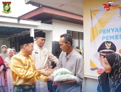 Penjabat Bupati Kampar Salurkan Bantuan 6,5 Ton Beras BP-CBP Kepada Masyarakat Penerima Manfaat di Kuok