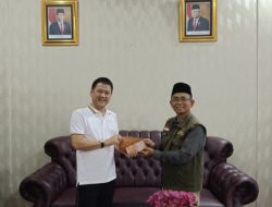 Penjabat Bupati Kampar Serahkan Zakat Maal ke Baznas Kabupaten Kampar