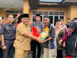 Sambut Bulan Ramadhan, Pj Sekda Kampar Beri Santunan Anak Yatim Dan Lansia di Siak Hulu