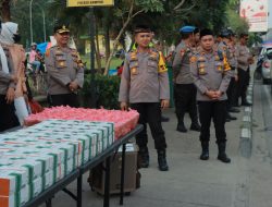 Kapolres Kampar Bersama PJU Polres Kampar Bagi-bagi Takjil  untuk Masyarakat di Pos Pam Lapangan Merdeka