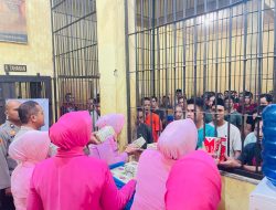 Kapolres Kampar Bagikan Nasi Kotak Gratis Untuk Tahanan Sebagai Bentuk Kepedulian
