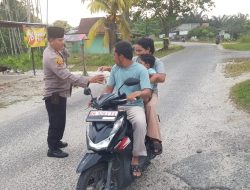 Tabur Kebaikan Dibulan Ramadhan, Polsek Siak Hulu Berbagi Takjil Kepada Pengguna Jalan
