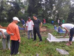 Pj Bupati Kampar Gotong Royong Bersihkan Makam Pada Hari Raya Kedua