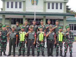 Dandim 0313/Kpr Bagikan Rompi Babinsa Secara Simbolis di Lapangan Upacara Makodim