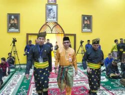 Wakili Pj Bupati Kampar, Azwan Hadiri Penobatan Gelar Adat Bupati dan Wakil Bupati Siak 