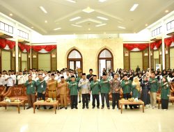 Pj Sekda Kampar Serahkan Distribusi Zakat Baznas Program Kampar Cerdas Bantuan Kuliah S1, S2 dan S1 Kuliah Luar Negeri