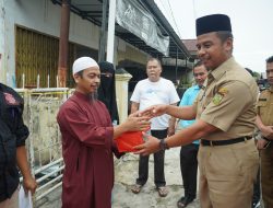 Pj Sekda Ahmad Yuzar Jenguk Korban Kebakaran Rumah dan Serahkan Bantuan