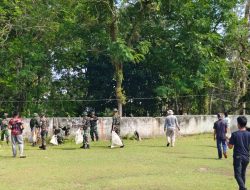 Tim Satgas TMMD Kodim 0313/KPR Gotong Royong Bersama Warga Bersihkan Lingkungan Desa