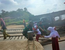 Bentuk Kepedulian Terhadap Generasi Penerus, Tim Satgas TMMD Bantu Anak Sekolah Menyeberangi Sungai