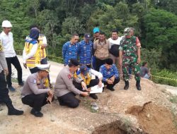 Penjabat Bupati Kampar Dampingi Kapolda Riau, Irjen Pol Muhammad Iqbal Tinjau Titik Longsor di Tanjung Alai