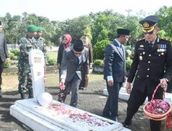 Penjabat Bupati Kampar Lakukan Tabur Bunga Menghormati Jasa Pahlawan di Taman Makam Pahlawan Kusuma Eka Bakti Bangkinang