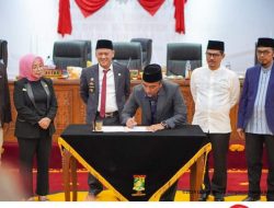 Penjabat Bupati Kampar Hadiri Rapat Paripurna Penetapan Propemperda dan Renja DPRD Kampar Tahun 2025