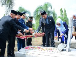 Wangi Bunga di Atas Perjuangan, Bupati dan Wakil Bupati Kampar Kenang Jasa Pahlawan