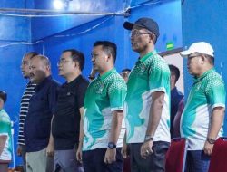 Plt Kadisdikpora Bersama Bupati Kampar Ahmad Yuzar Saat pembukaan turnamen Badminton dalam rangka HUT ke- 76