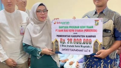 Safari Ramadhan Terakhir Pemda Kampar di Tapung, Wabup Misharti Serahkan Bantuan untuk Masjid dan Anak Yatim di Petapahan