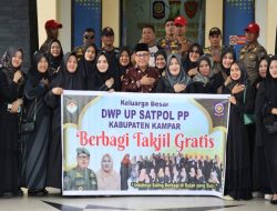 Ketua DWP UP Satpol PP Kampar Ny. Desy Afni Zulfikar turun Bagikan 1000 Paket Takjil