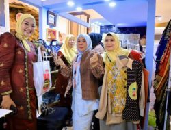 Ketua Dekranasda Kampar Promosikan Wastra dan UMKM Lokal di Peringatan HUT Dekranas ke-46